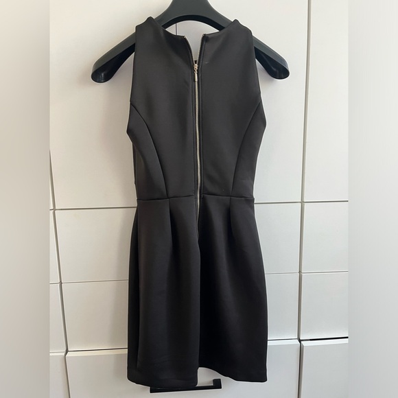 Simple knee length dress with zipper accent - Picture 2 of 2